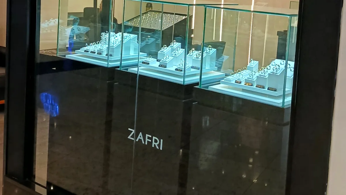 Vitrine iluminada da loja da Zafri com peças em exposição